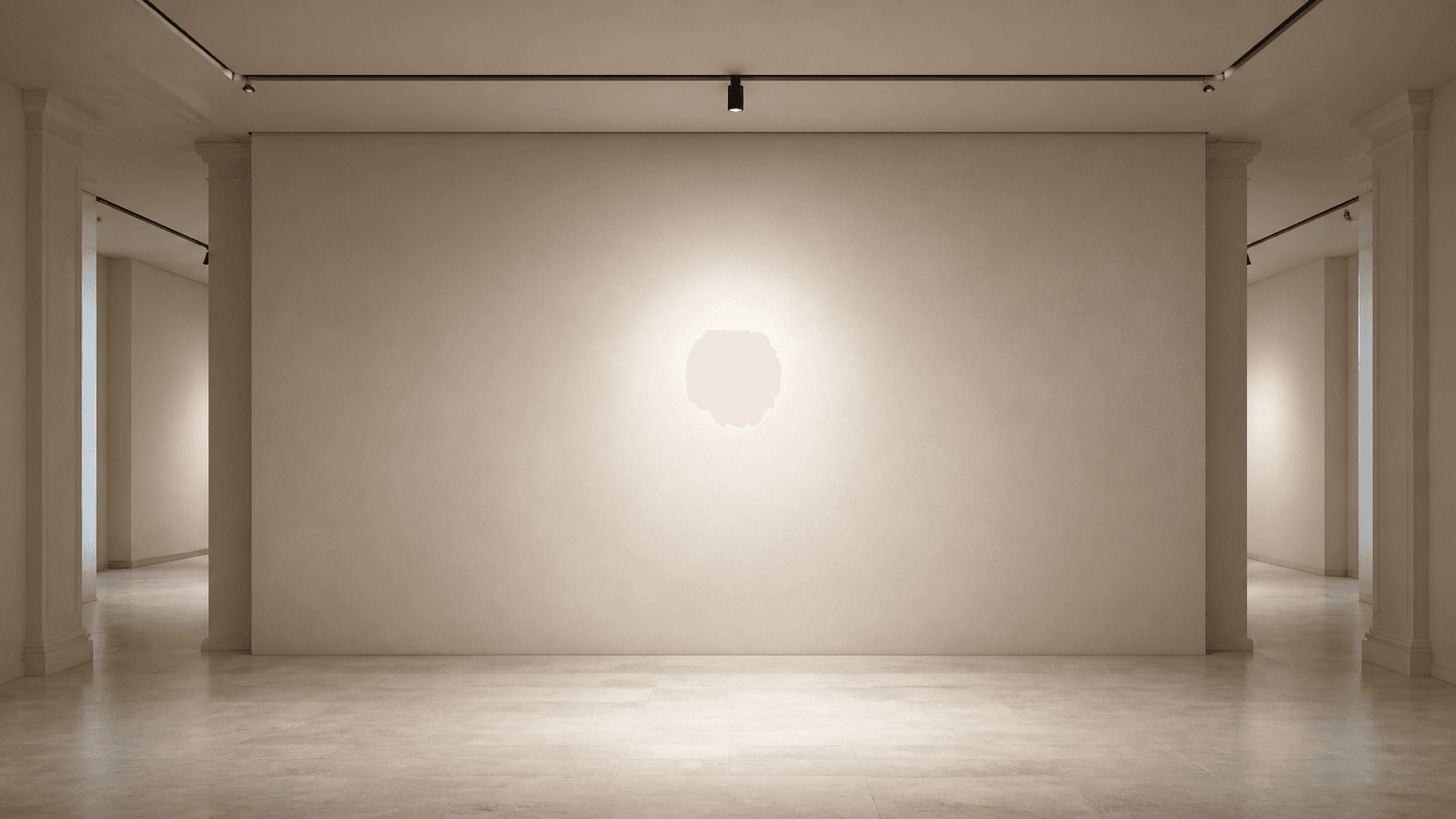 Salle d’exposition contemporaine éclairée comme dans un musée