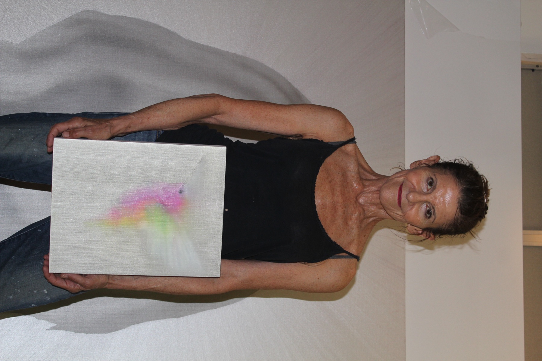 Alison Van Pelt debout avec l’œuvre Silver Hummingbird
