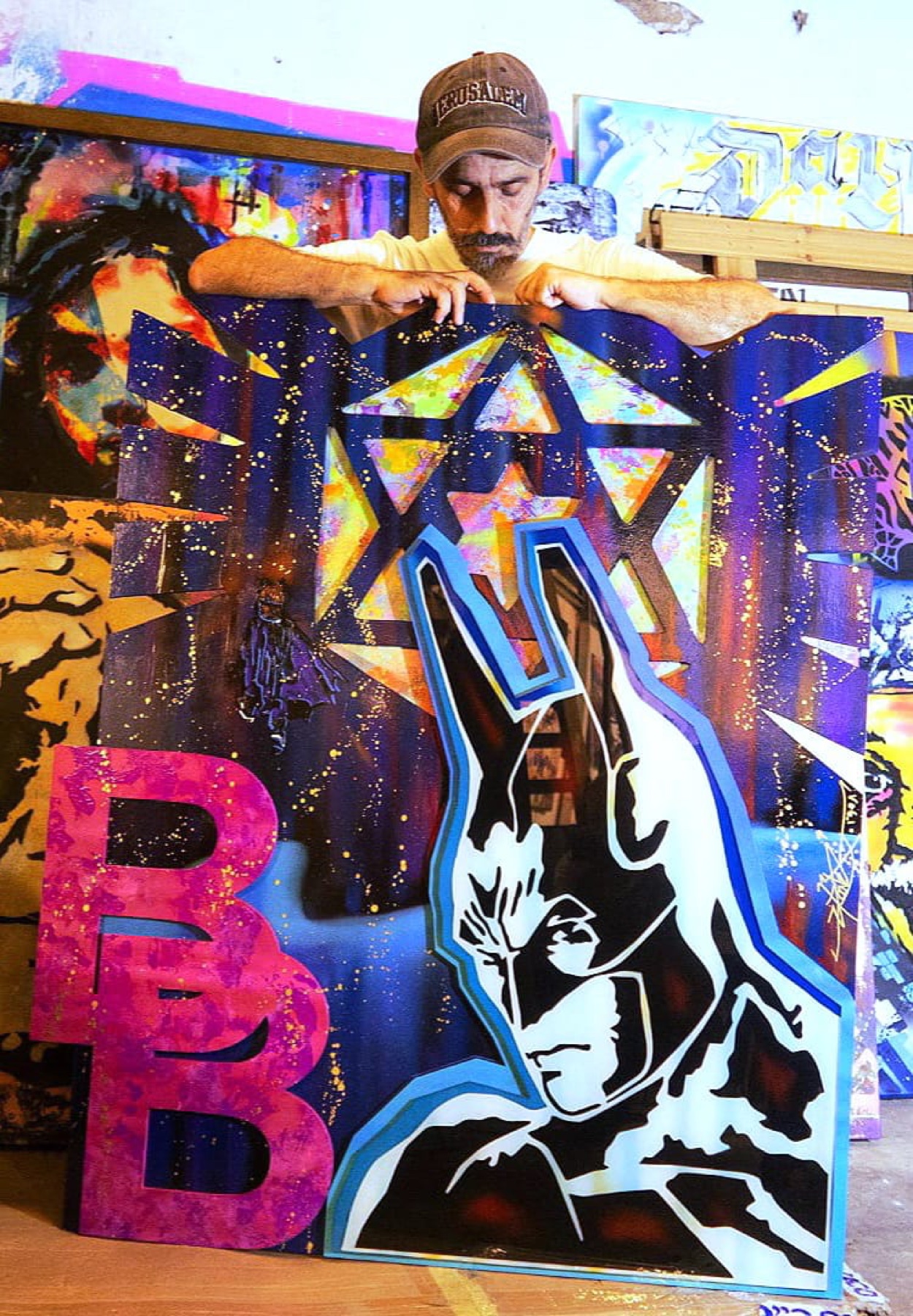 Dan Groover dans son atelier avec l’œuvre B.Batman IsrAriel