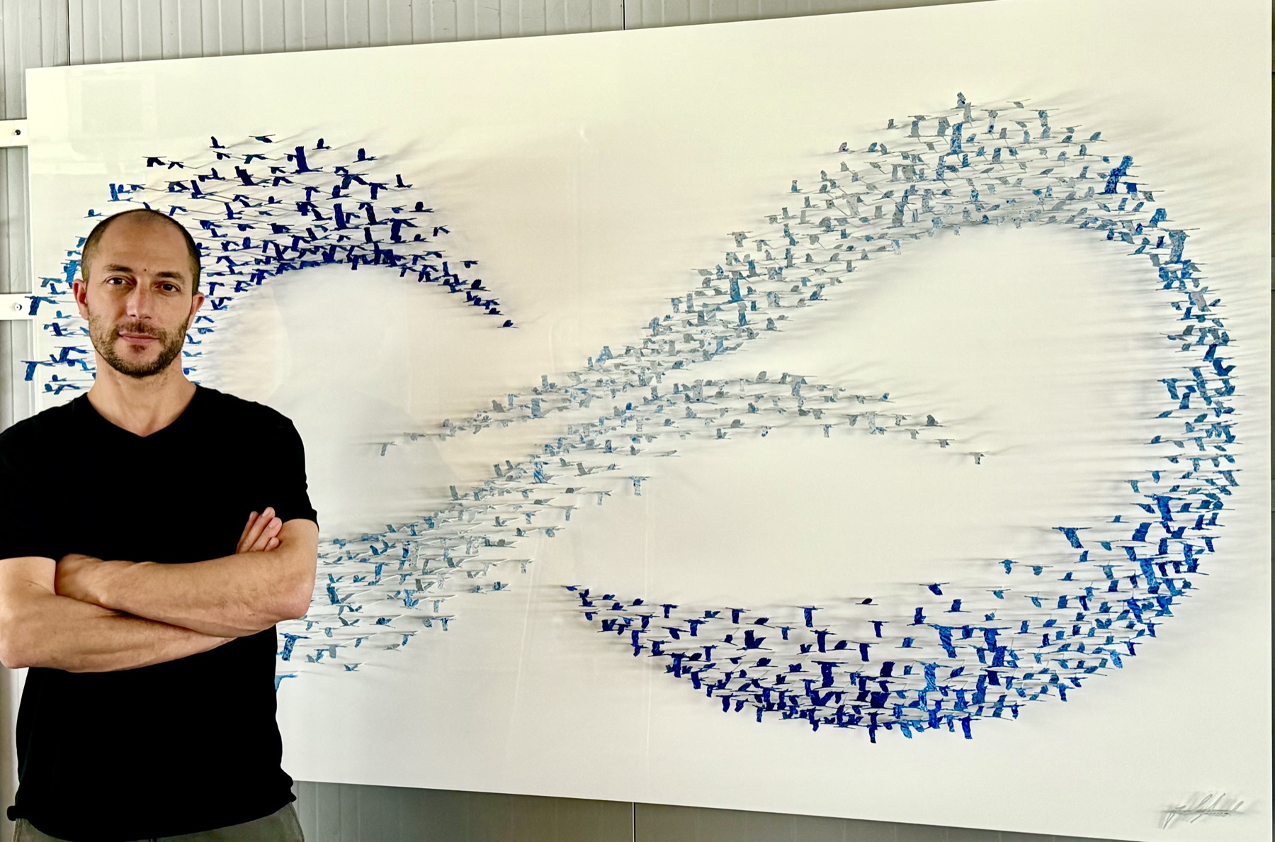 Joel Amit devant l’œuvre Infinity