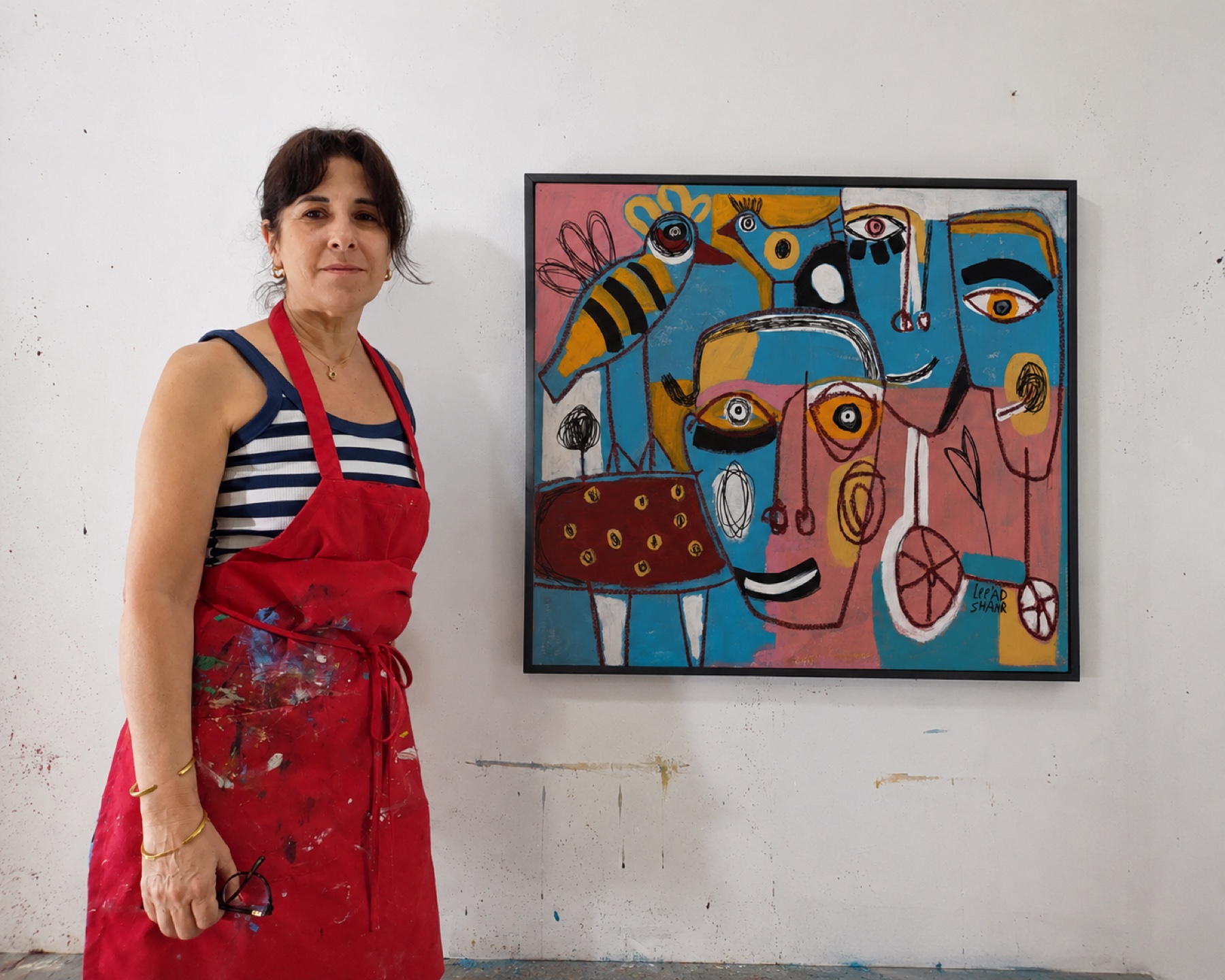 Leead Shamir dans son atelier avec l’œuvre On a Hike