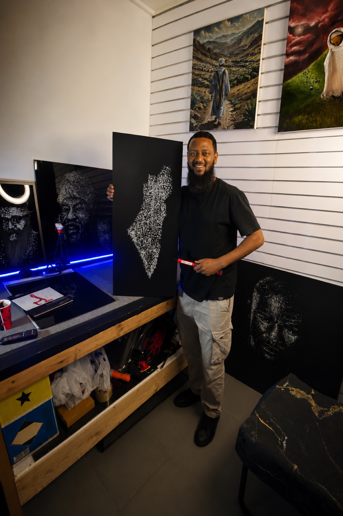 Yosef Wasse dans son atelier avec The complete Land of Israel