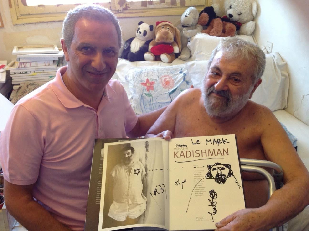 Menashe Kadishman avec Marc Assouline présentant un catalogue dédicacé de l’artiste